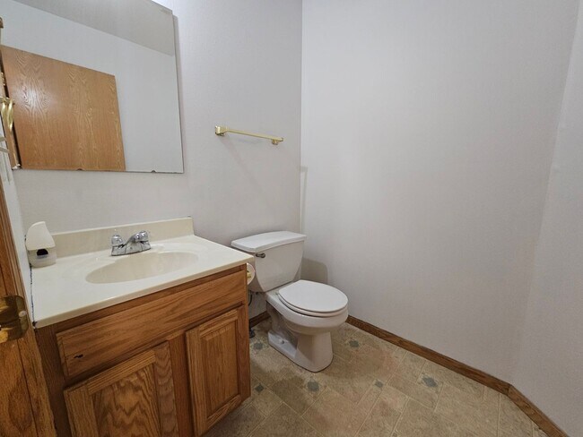 Building Photo - 2 Bedroom 1.5 bath condo with attached garage in great NE location!