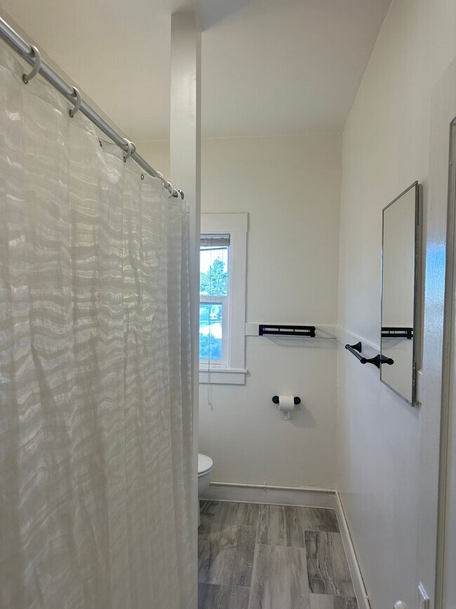 Building Photo - 1019 E 33rd St