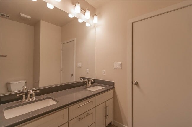 Building Photo - 1702 Forest Hill Dr