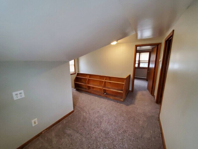 Building Photo - Charming 4-Bedroom Property in Prime Location