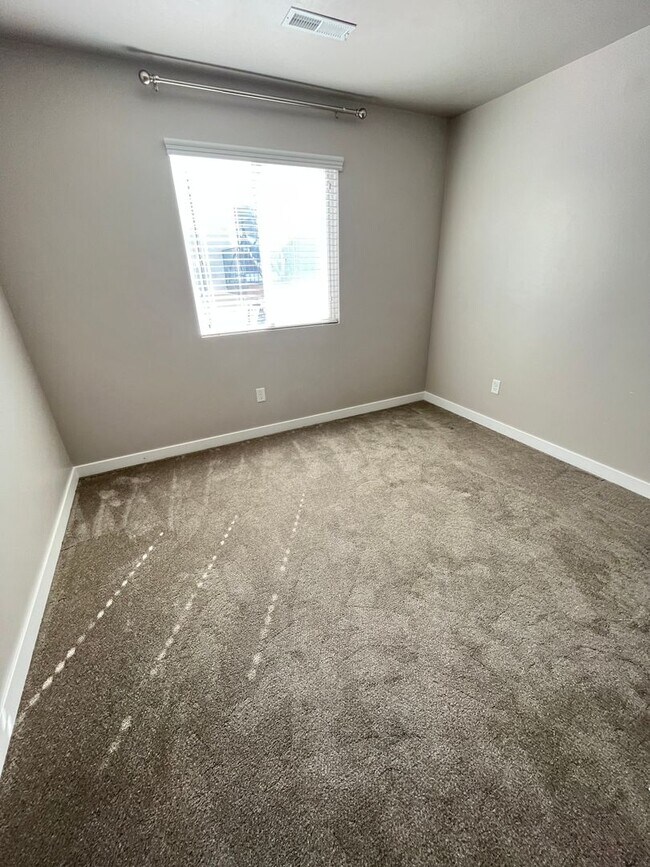 Building Photo - Beautiful 3 Bedroom Townhome in Bluffdale