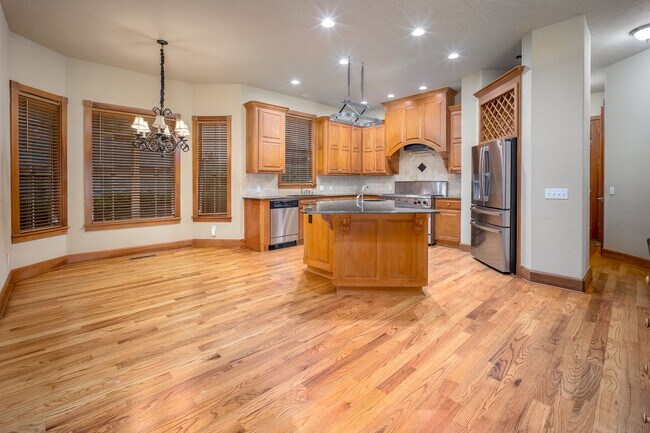 Building Photo - Executive (5) Bed/(4.5) Bath + Study Avail NOW! Must-See Amenities!