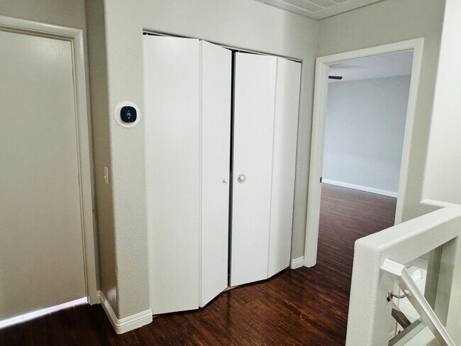 Building Photo - 4 Bedrooms Home For Rent