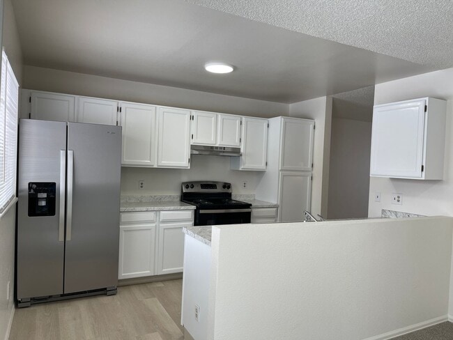 Building Photo - 3 bed 2 bath home on HUGE LOT!