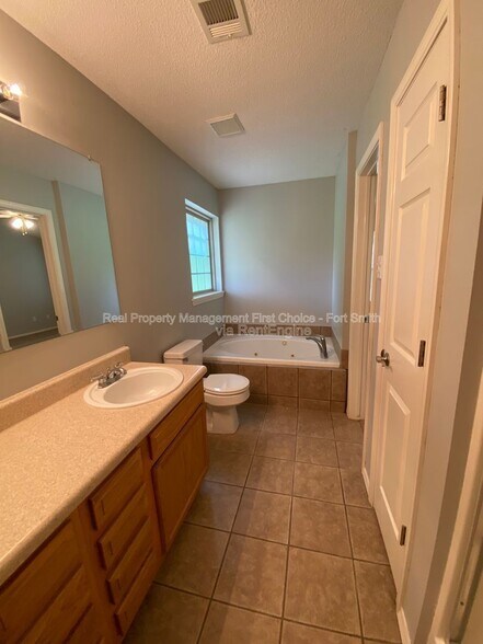 Building Photo - 1475 E Gate Dr