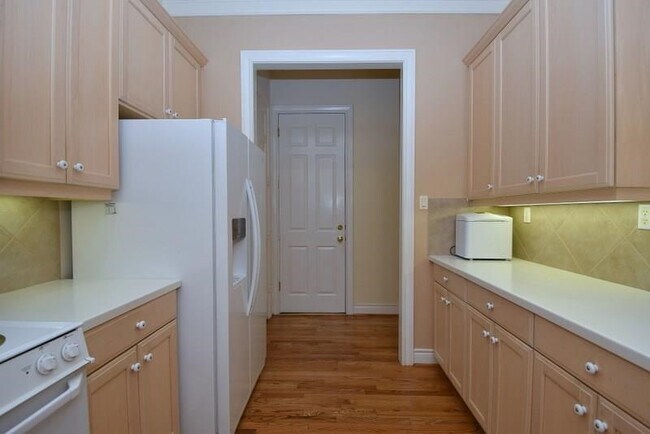 Building Photo - 6841 Staffordshire Blvd