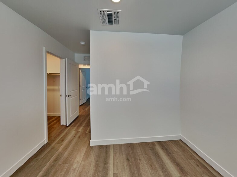 Building Photo - 6191 W Calle Lingo