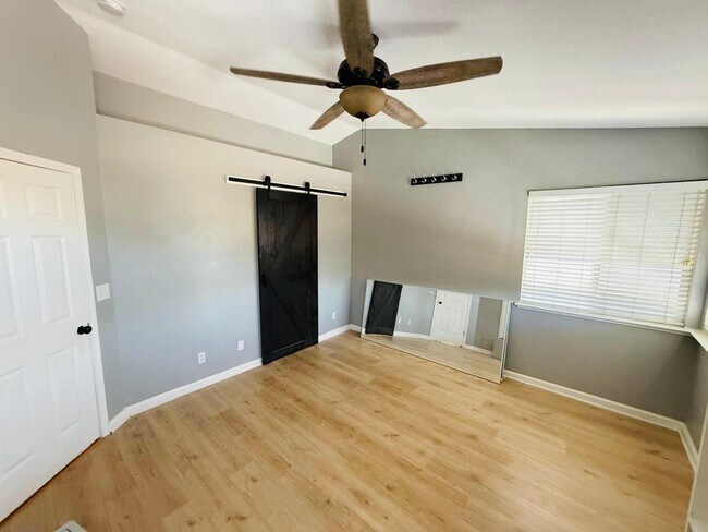 Building Photo - 565 Edenderry Dr