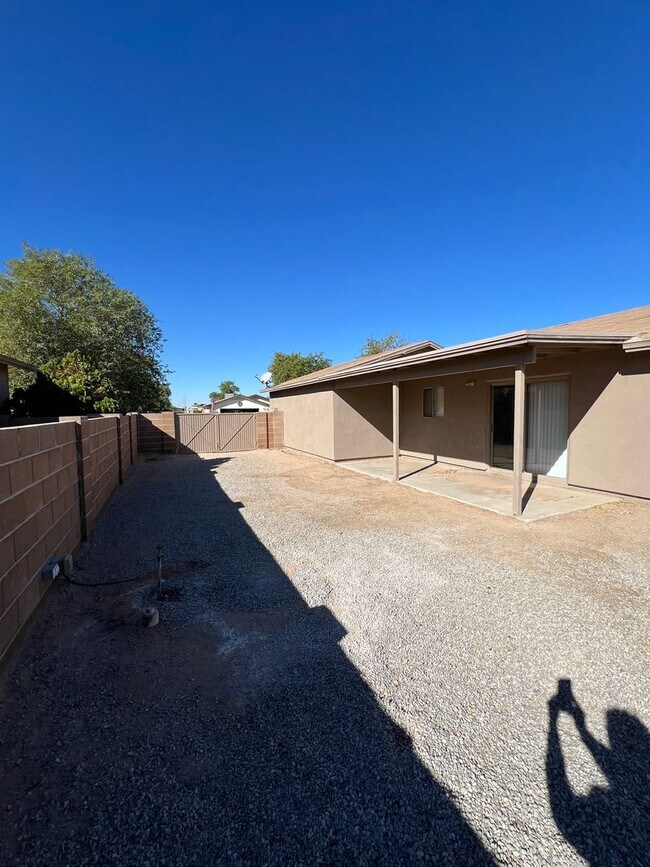 Building Photo - RV PARKING!!