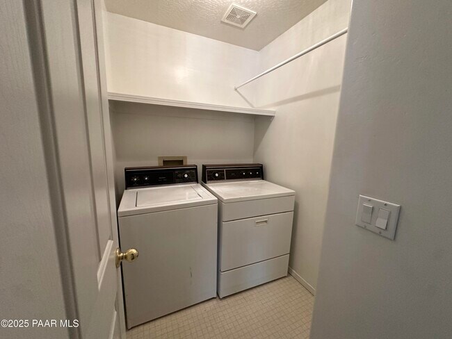 Building Photo - 9120 E Swift Trail Dr