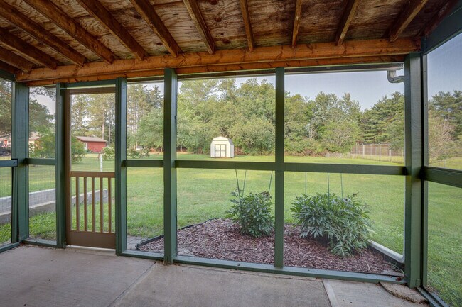 Building Photo - 2 Deo St