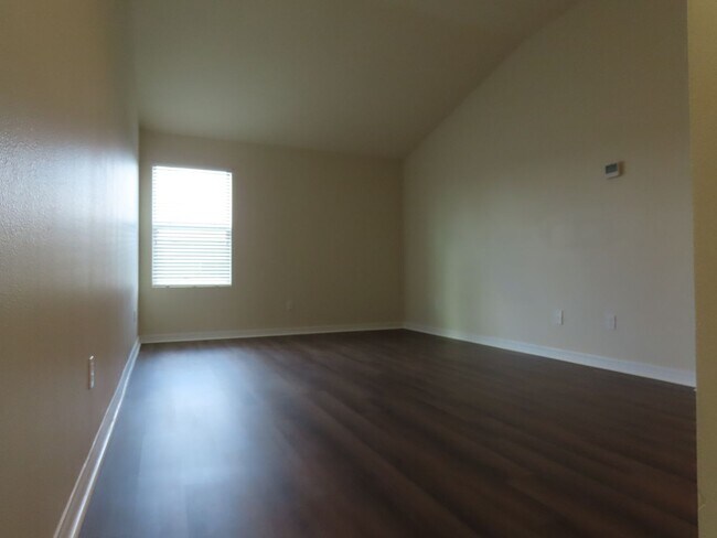 Building Photo - Waterside Point Townhome