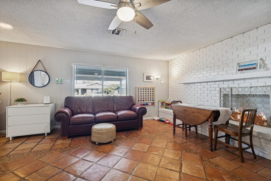 Building Photo - 3821 W Belmont Ave