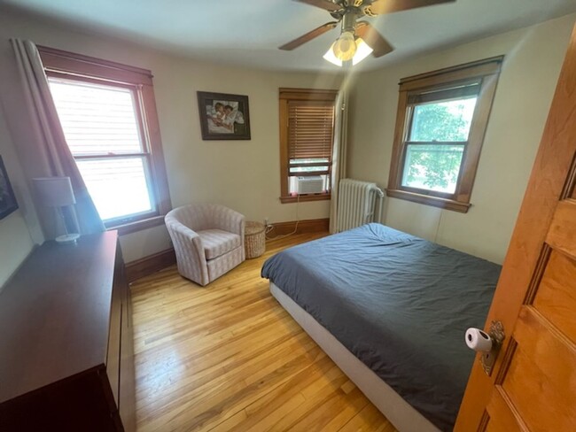 Building Photo - Beautiful, Charming and Well Maintained Fo...