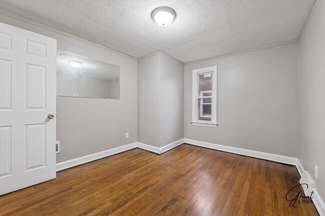 Building Photo - $1400 3 bedroom