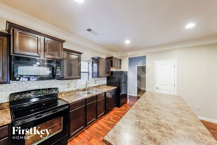 Building Photo - 601 Enclave Ln