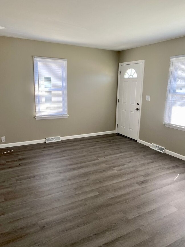 Building Photo - Two Bedroom House in Jerseyville