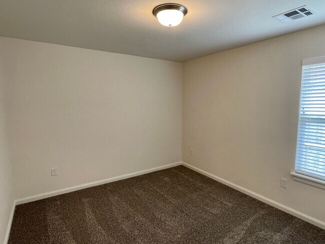 Building Photo - 604 Smt Pt Ln