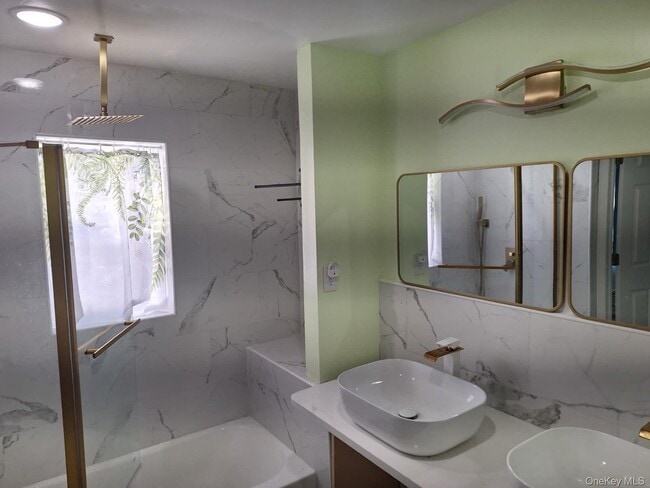 Building Photo - 79 Monhagen Ave