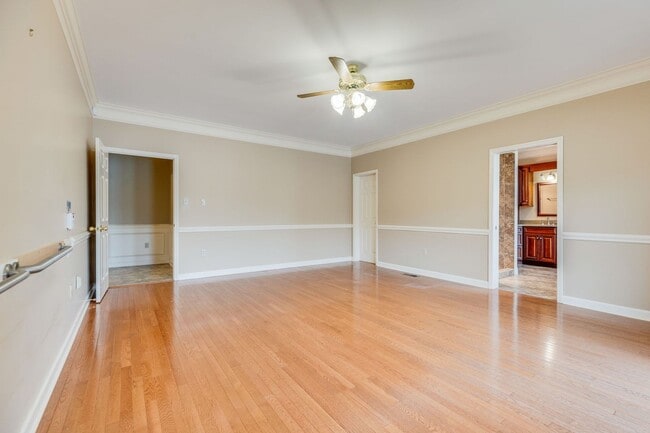 Building Photo - Experience lakefront living at its finest in the heart of East TN