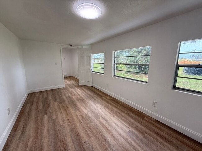 Building Photo - Groveland Home on large lot