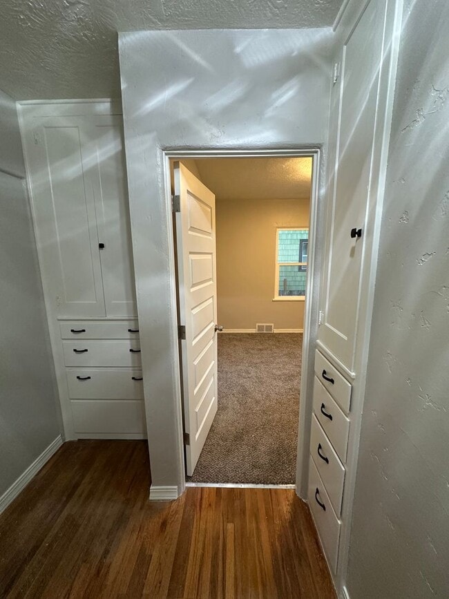 Building Photo - Renovated 3 bedroom + bonus room & finishe...