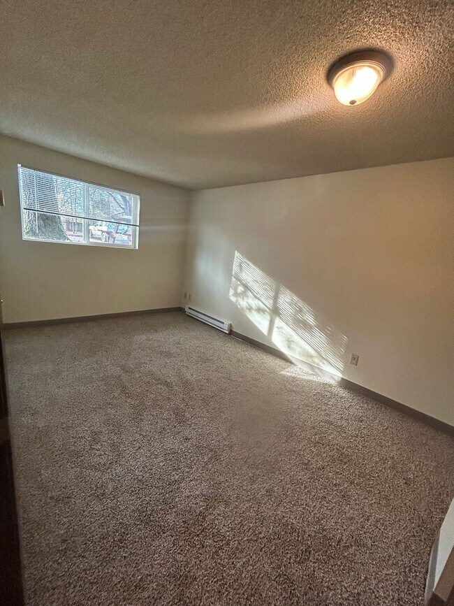 Building Photo - (946) 2780-B - Beautiful Updated 2-bedroom/1-bath