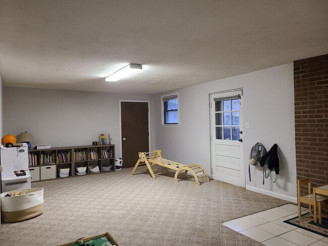 Building Photo - Ring in 2026 with THIS Great Rental!