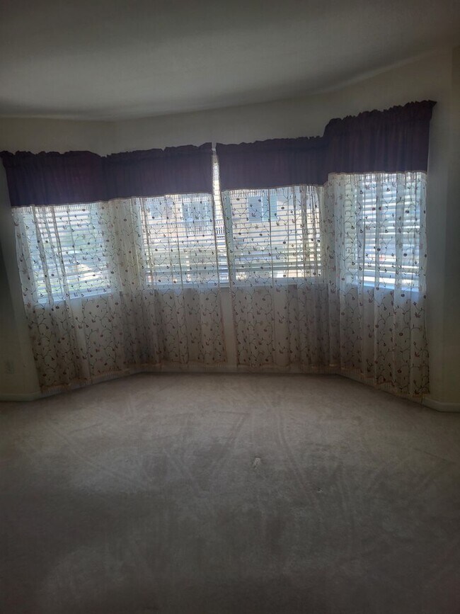 Building Photo - 5049 Pine Lake Ct