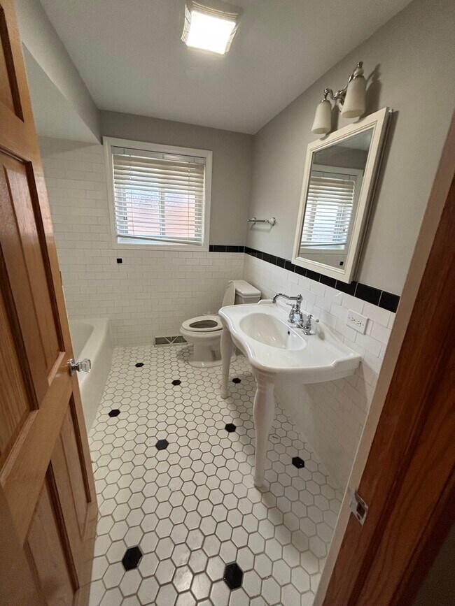 Building Photo - 608 Lavergne Ave