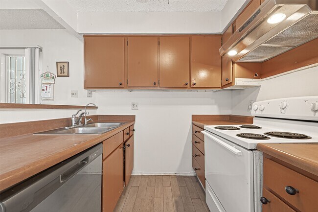 Building Photo - 13040 Greenway Chase Ct