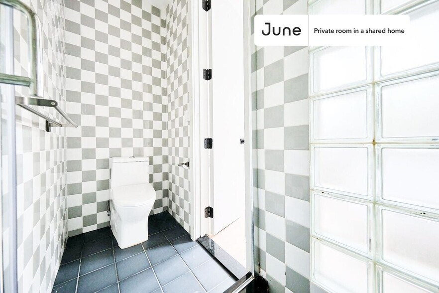 Building Photo - Room in Shared 3 bed/3 bath home