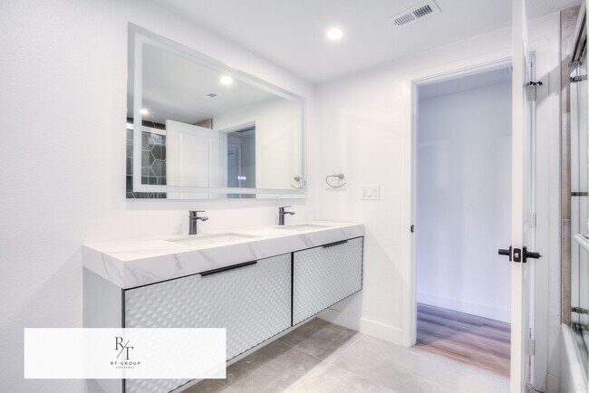 Building Photo - Fully Upgraded Spacious 3-Bedroom Unit in Prime Arcadia Location