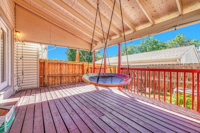 Building Photo - $2,350.00, 2-bed, 2.5-bath townhouse in th...