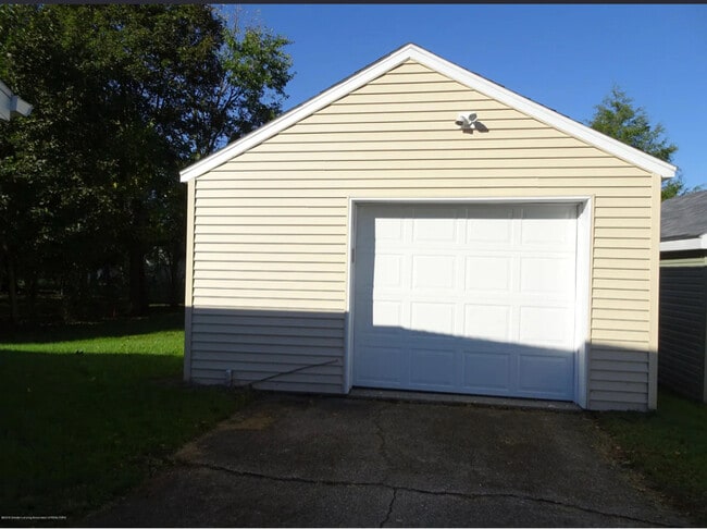 Building Photo - 814 Bostwick St S