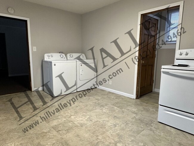 Building Photo - Three bedroom close to Downtown and ISU