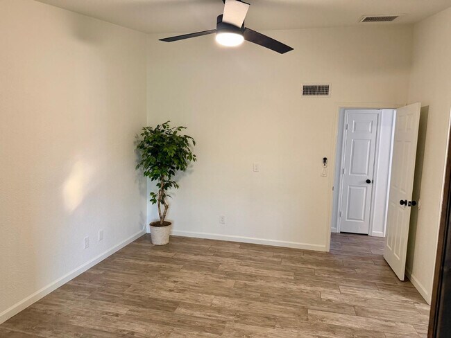 Building Photo - 3761 E Dulciana Ave