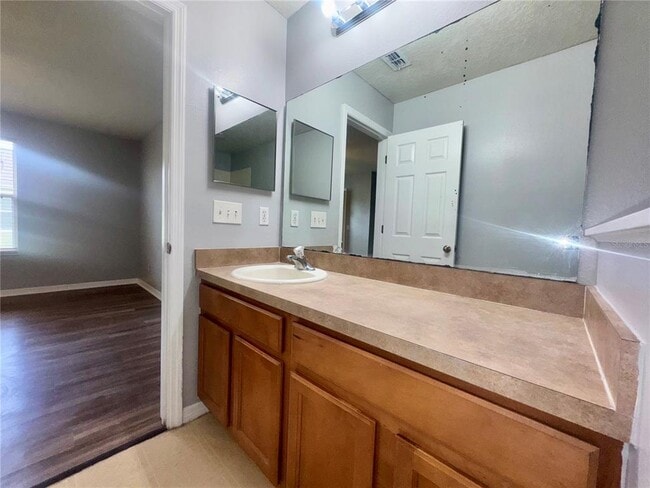 Building Photo - 533 Cresting Oak Cir