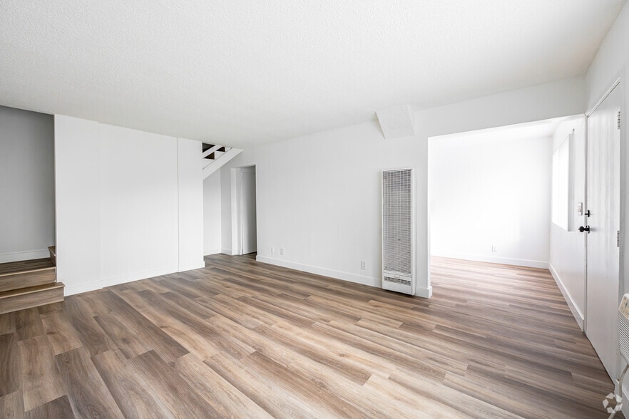 2BR, 1.5BA - 900SF - Living Room - 1425 W Stoneridge Ct