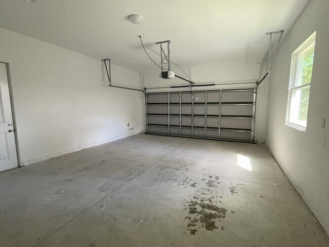 Building Photo - Lovely and Unique Custom-built Duplex Avai...