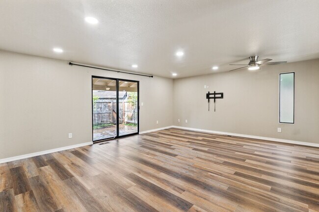 Building Photo - 1100 Excalibur Dr