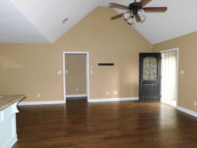 Building Photo - 4 bedroom in Crestwood-convenient location