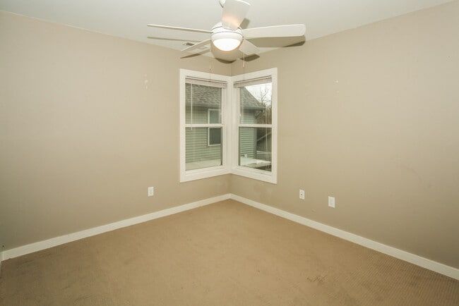 Building Photo - Beautiful Townhouse Close to Downtown Indy...