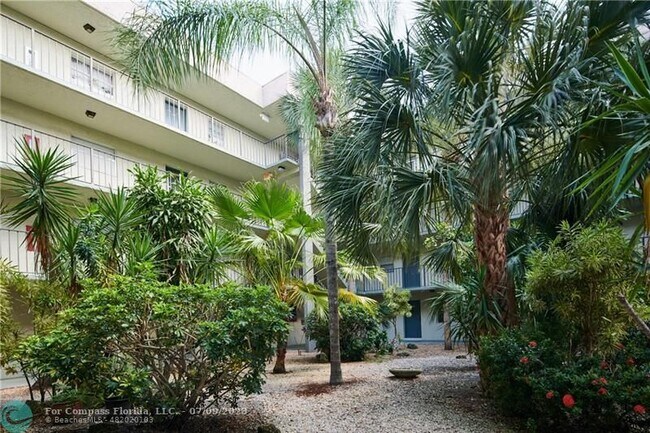 Building Photo - 1830 N Lauderdale Ave