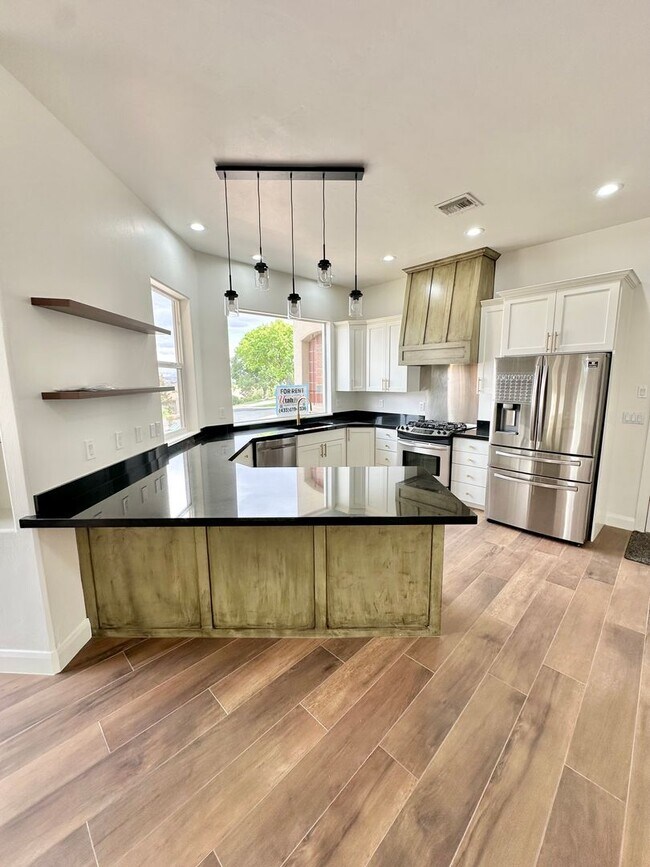 Building Photo - Beautiful 3-bed 2 bath Home! VIEWS VIEWS V...