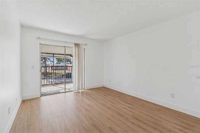 Building Photo - 4511 S Oak Dr