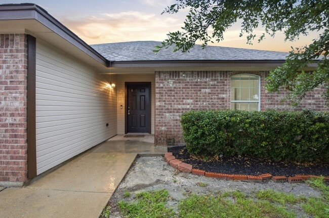 Building Photo - Beautiful 3BD Home on Corner Lot with Fenced Yard & 2-Car Garage in Sonterra