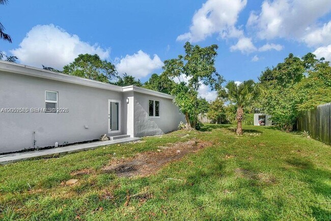 Building Photo - 7902 SW 67th Ave