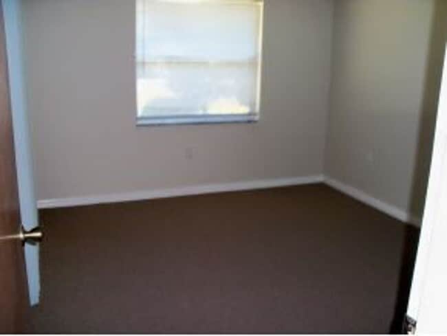 Building Photo - Spacious 3BR/2BA Home in Rainbow Acres – L...