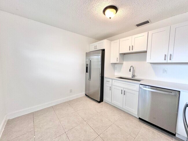 Building Photo - 906 Foresteria Dr
